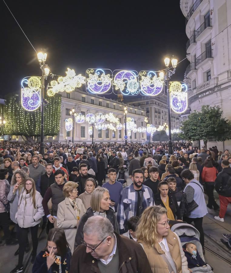 Multitud de personas abarrotan las distintas calles del Centro de la ciudad