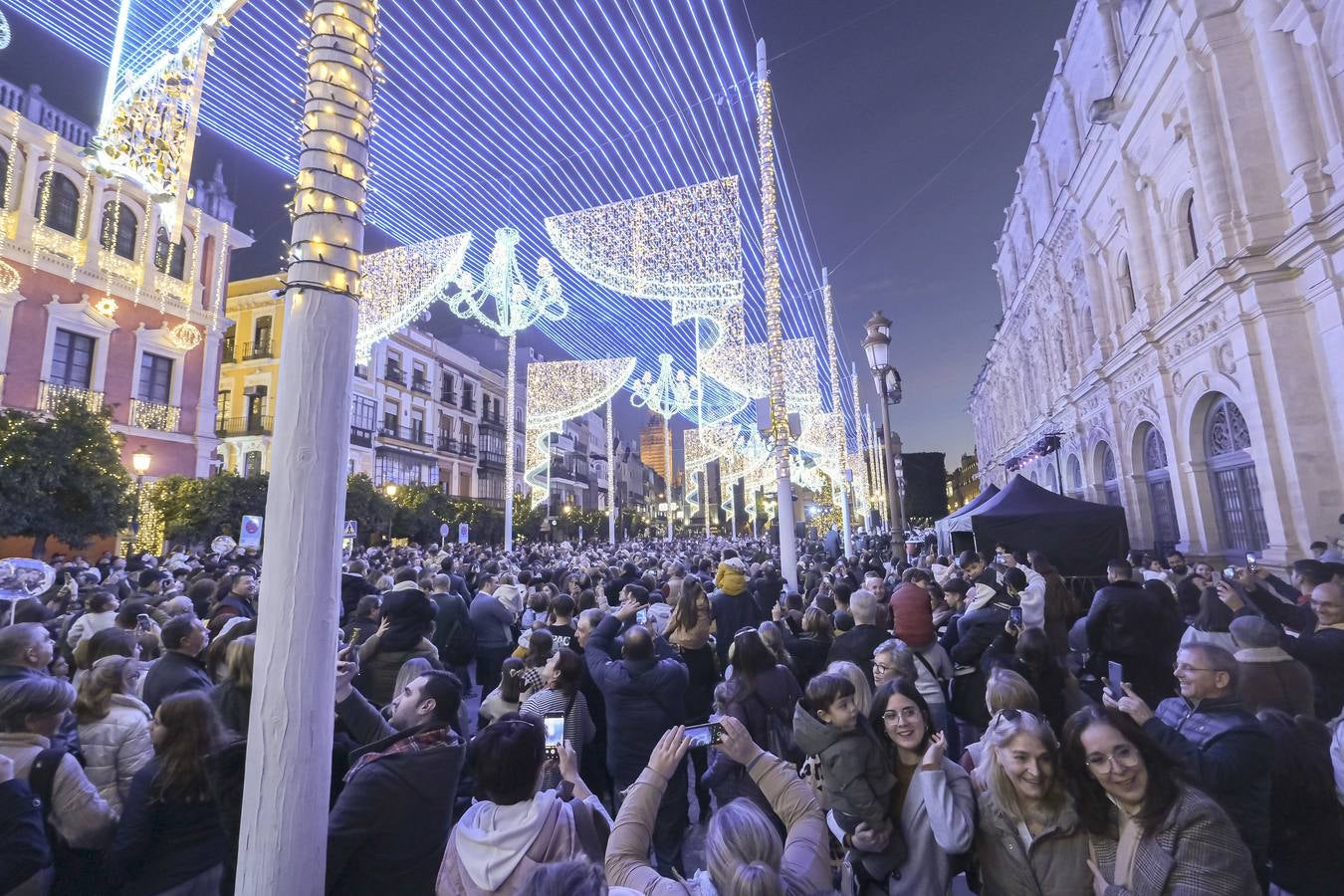Multitud de personas abarrotan las distintas calles del Centro de la ciudad