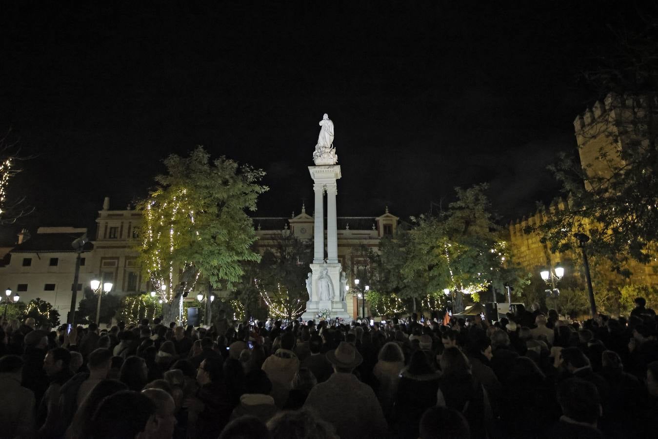 Ambiente festivo en la tradicional actuación de la tuna en la vigilia del Día de la Inmaculada por el Centro de Sevilla