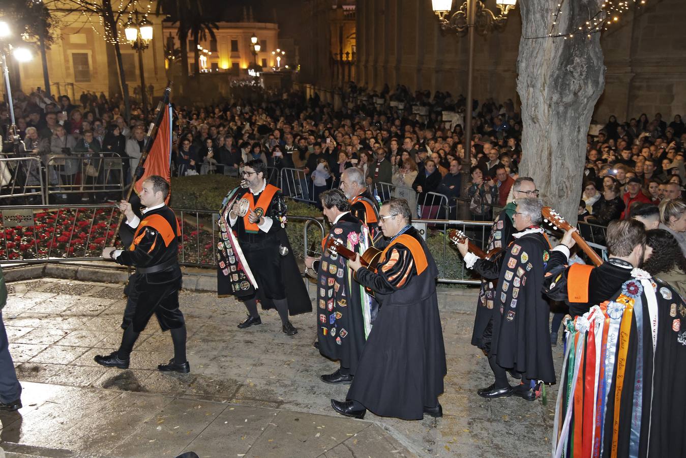 Ambiente festivo en la tradicional actuación de la tuna en la vigilia del Día de la Inmaculada por el Centro de Sevilla