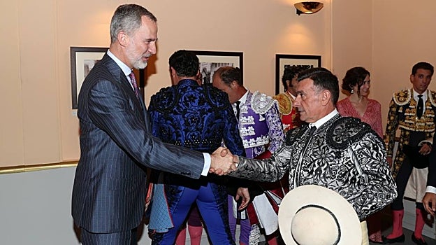 Uno de los hermanos saluda al Rey tras una corrida en la que participó como picador