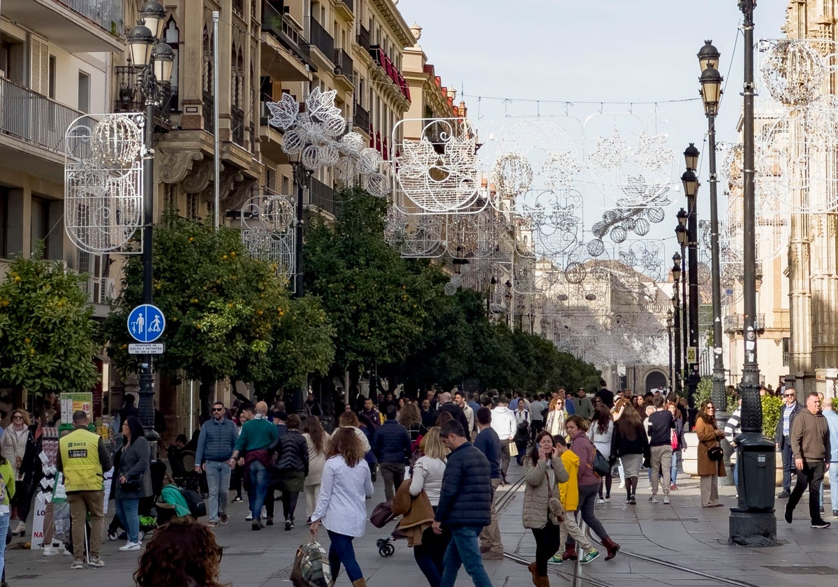 Cientos de personas en las calles del Centro de Sevilla