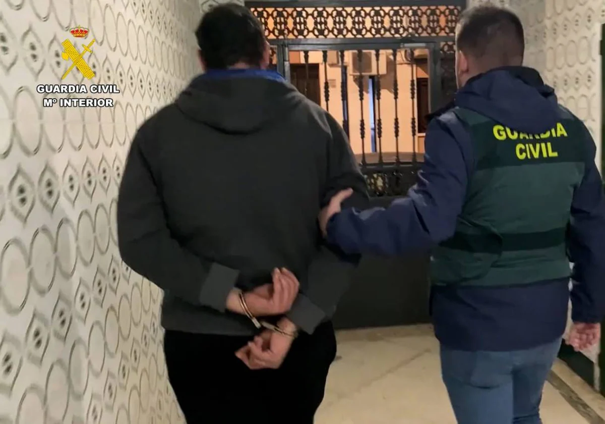 Grababan a sus amigas con una cámara oculta en el baño de su casa en  Sevilla y difundían imágenes sexuales