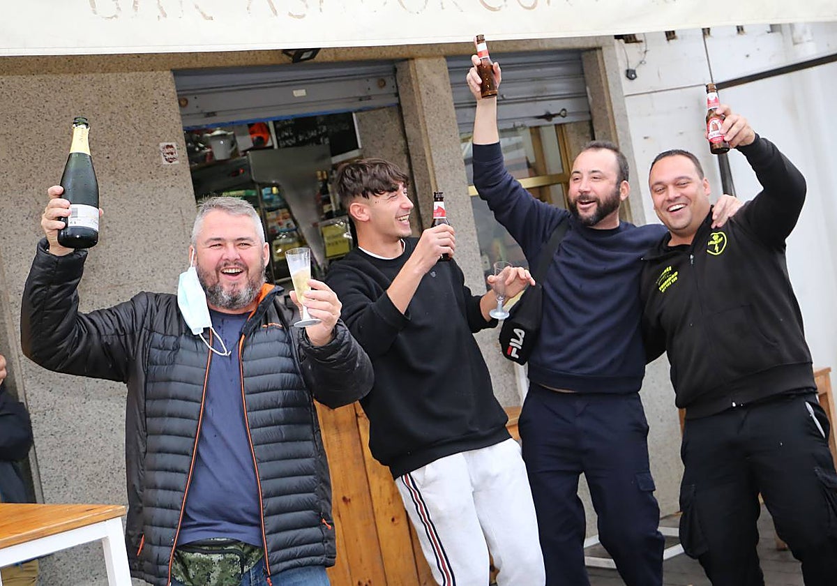 Vecinos de Alcosa celebrando un cuarto premio de la Lotería de Navidad