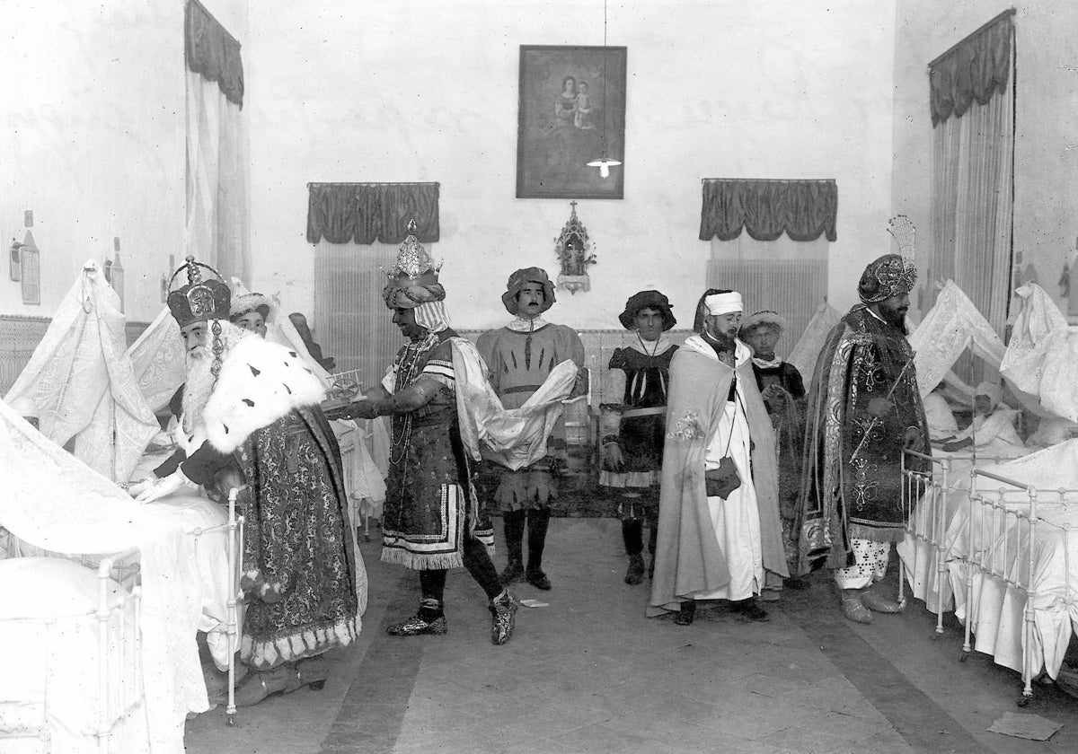 Los Reyes Magos repartiendo regalos en el hospital en el año 1920