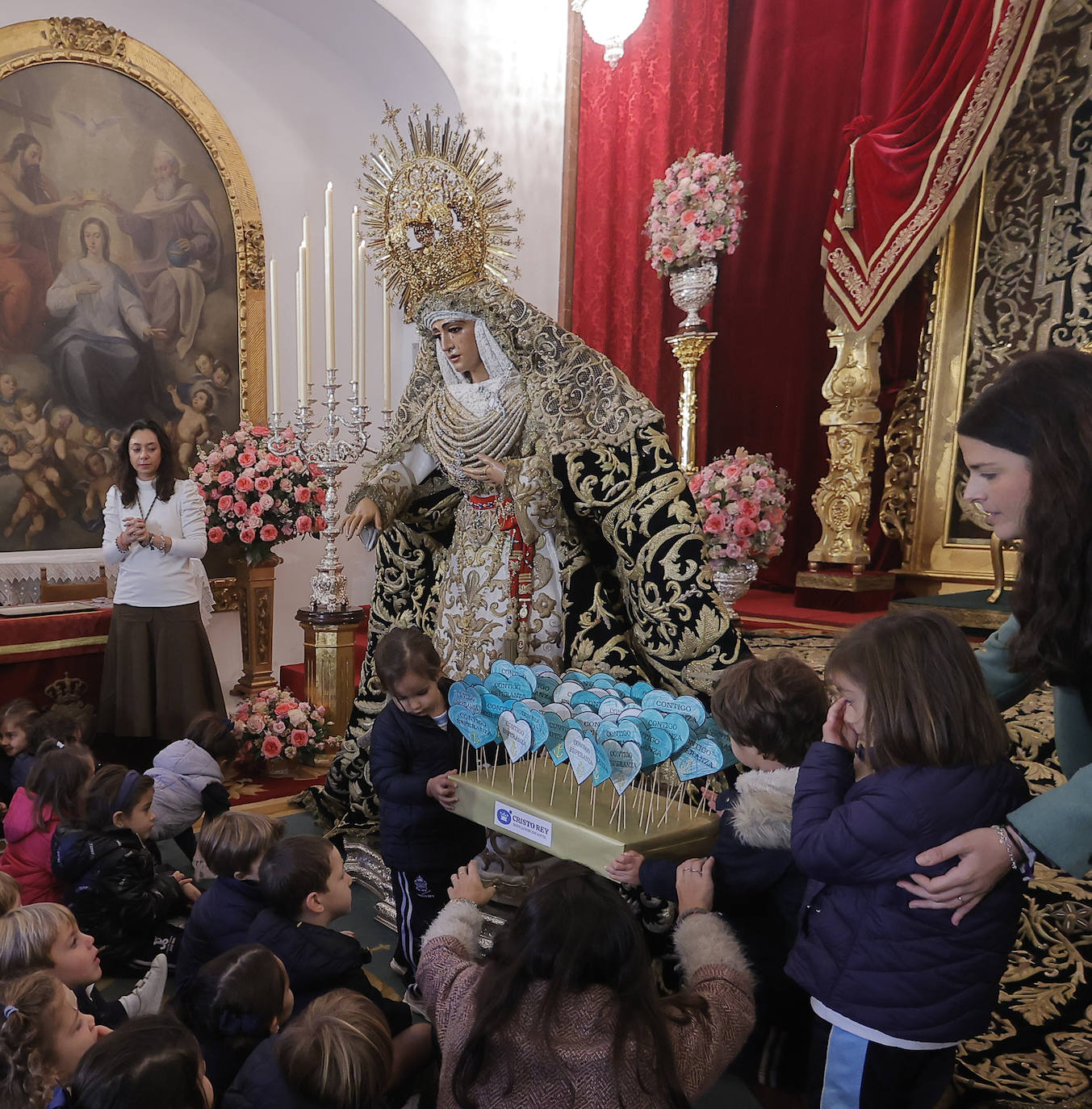 Comienzan los besamanos de la Esperanza de Triana y la Esperanza Macarena en Sevilla