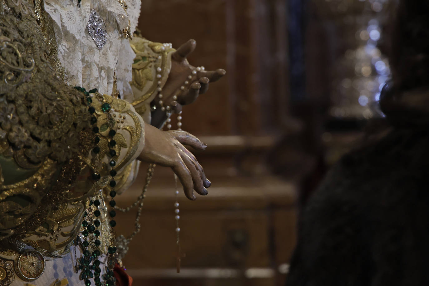 Comienzan los besamanos de la Esperanza de Triana y la Esperanza Macarena en Sevilla