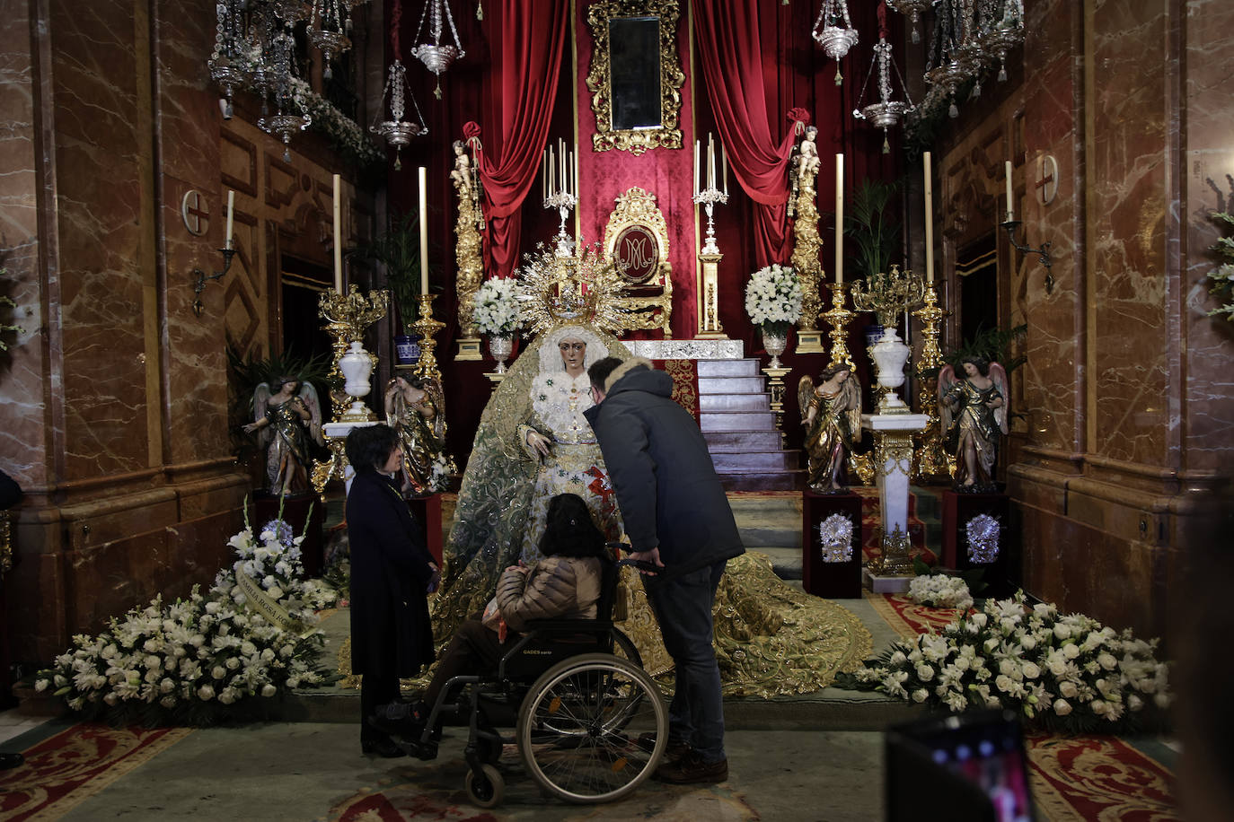 Comienzan los besamanos de la Esperanza de Triana y la Esperanza Macarena en Sevilla
