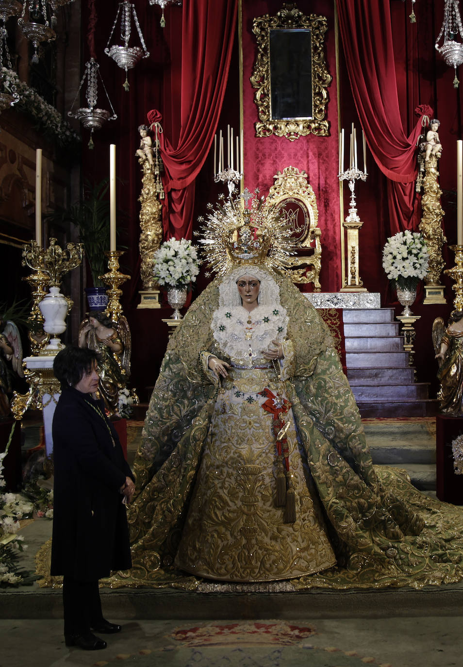 Comienzan los besamanos de la Esperanza de Triana y la Esperanza Macarena en Sevilla