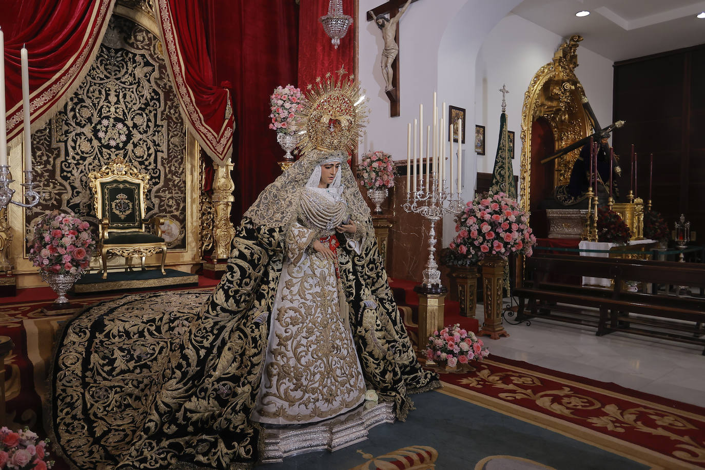 Comienzan los besamanos de la Esperanza de Triana y la Esperanza Macarena en Sevilla