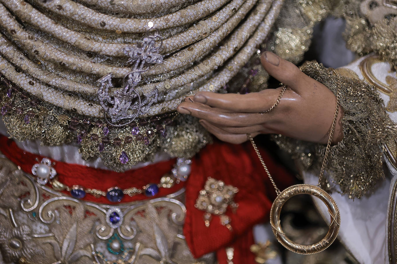 Comienzan los besamanos de la Esperanza de Triana y la Esperanza Macarena en Sevilla