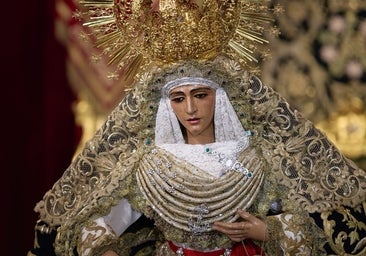 Un salón del trono en la capilla de los Marineros para el besamanos de la Esperanza de Triana