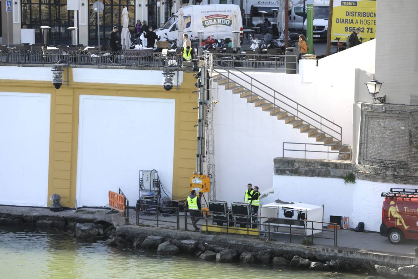 Preparación del espectáculo junto al río Guadalquivir