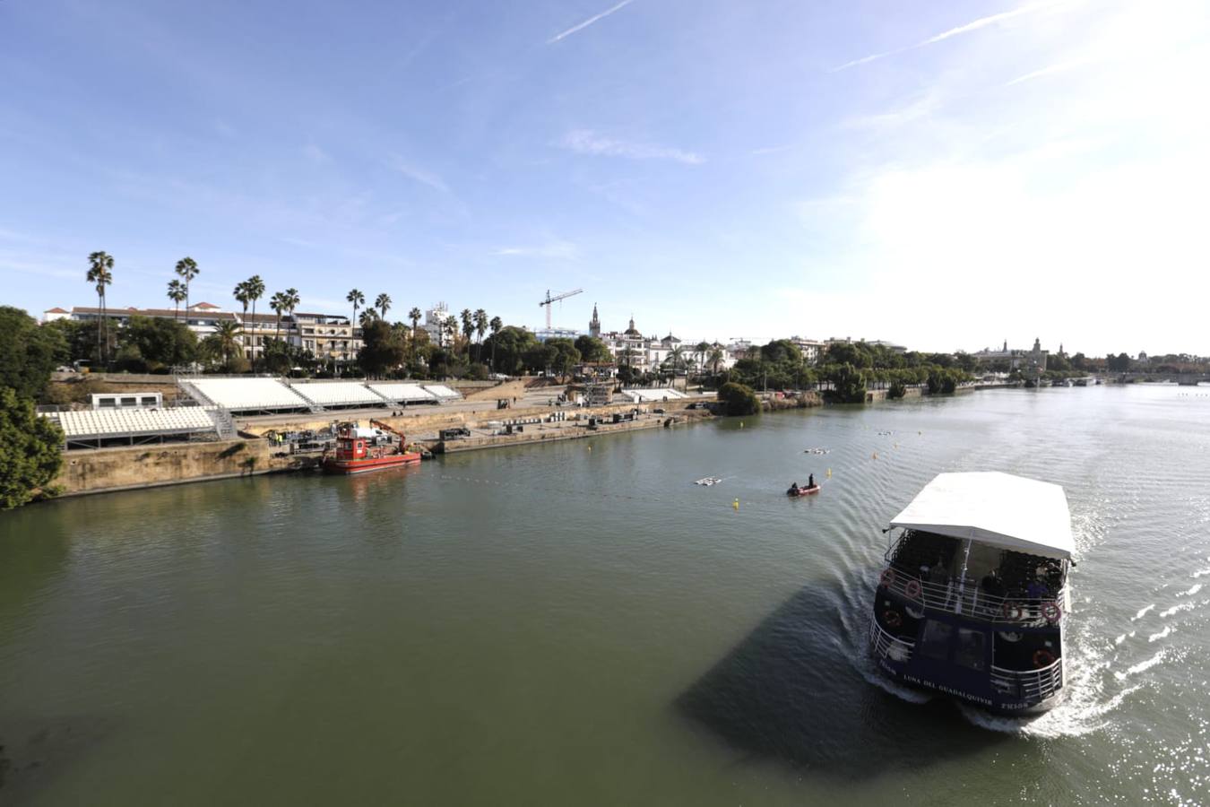 Preparación del espectáculo junto al río Guadalquivir