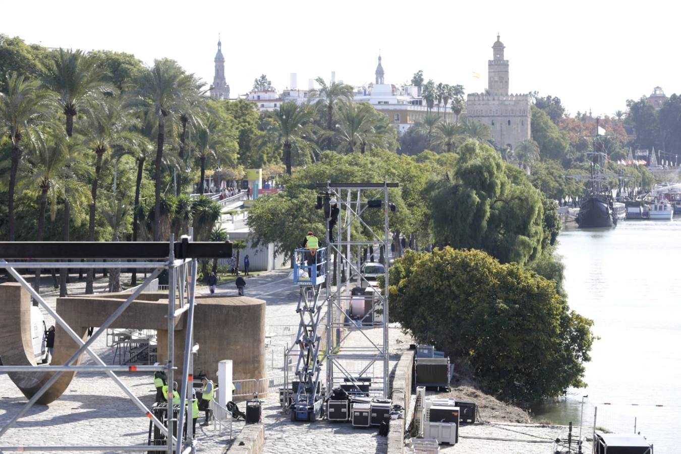 Preparación del espectáculo junto al río Guadalquivir