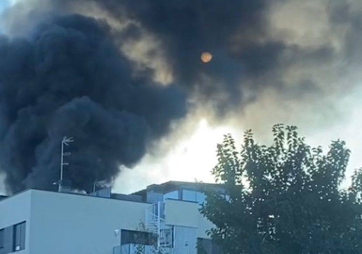 Incendio en un ático de la avenida Europa en San Juan de Aznalfarache