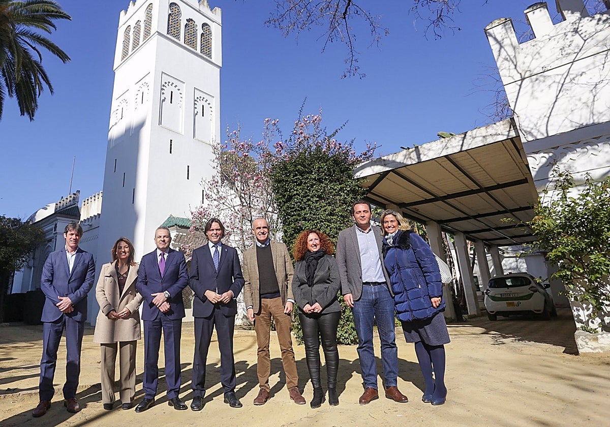 Imagen de archivo de Antonio Muñoz como alcalde de Sevilla con el rector de la Universidad Pablo de Olavide (UPO), Francisco Oliva, para la cesión del Pabellón de Marruecos