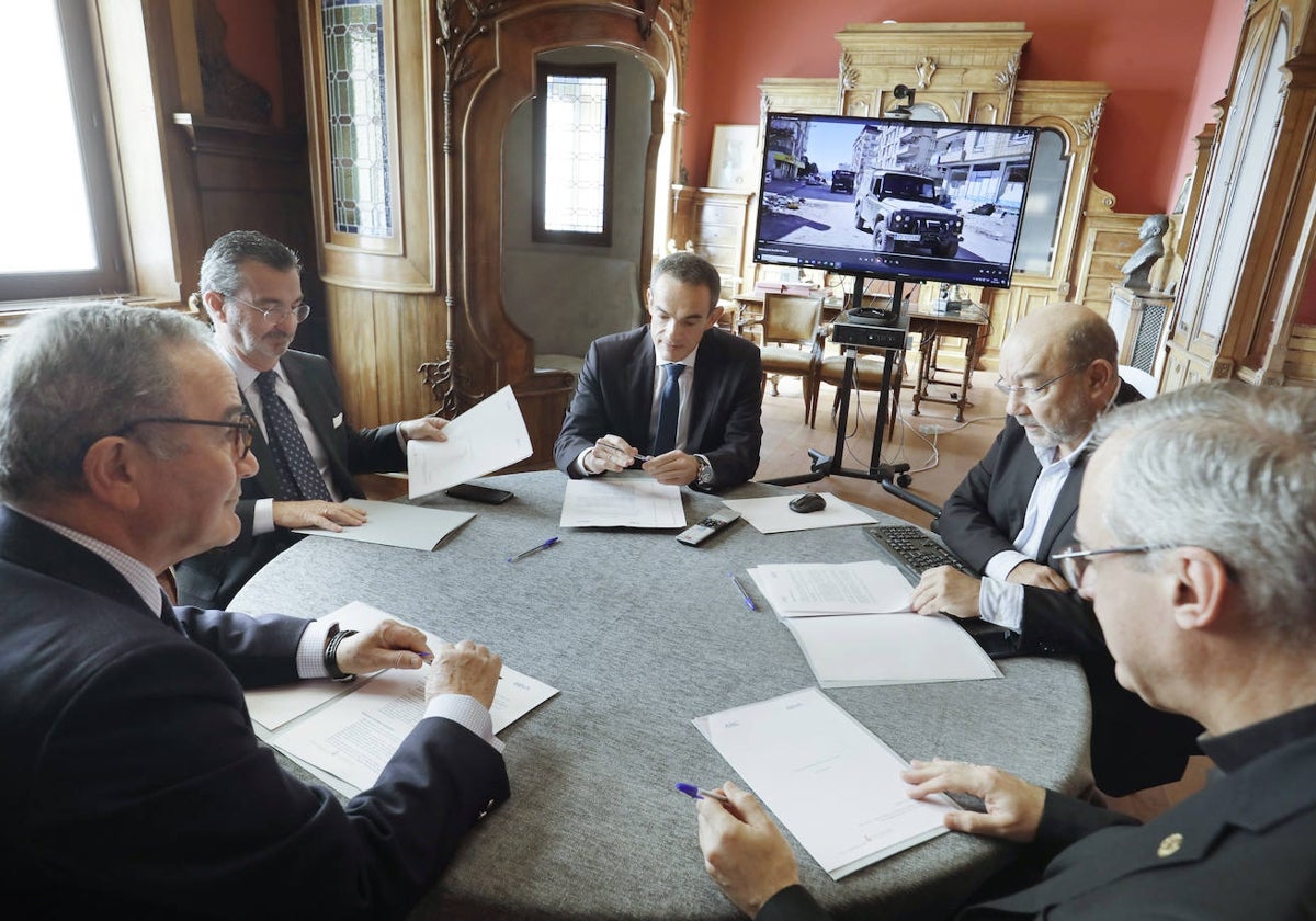 El jurado del premio Sabino Fernández Campo durante su deliberación en la casa ABC