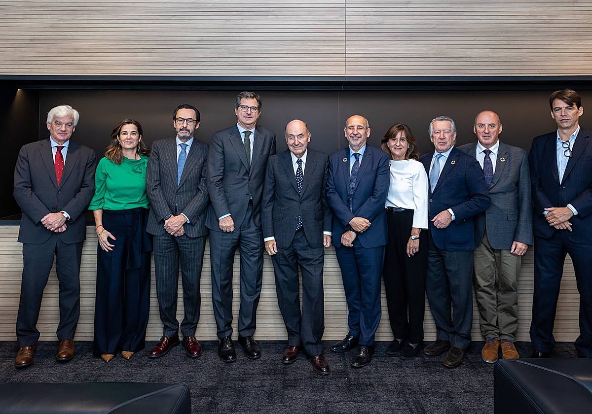 Joan Roca con representantes de los despachos asociados de RocaJunyent, ahora integrantes del grupo del mismo nombre