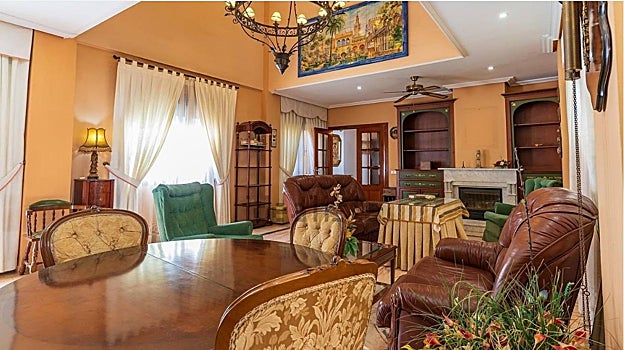 Salón comedor con numerosos muebles