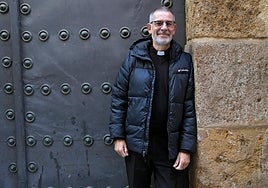 Padre Leonardo: «En misa me preguntan por qué llevo una pulsera con la bandera de España»