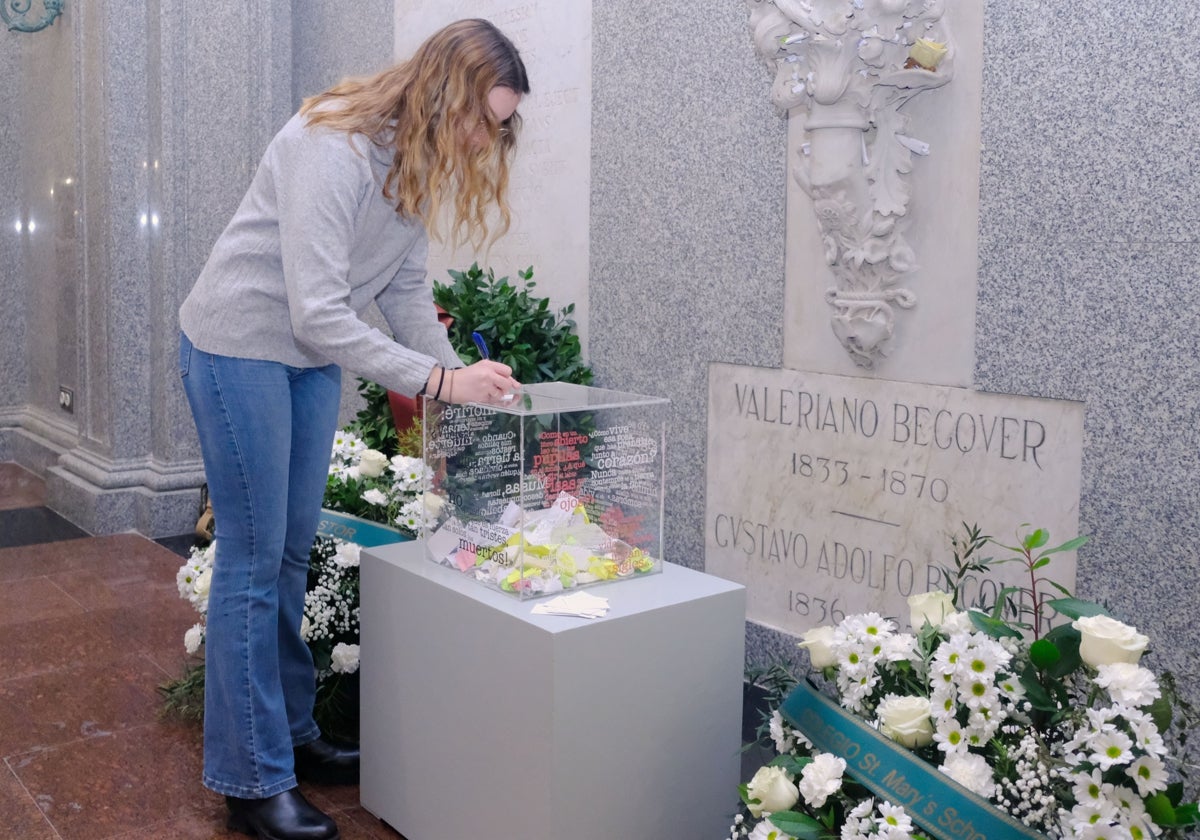 Una estudiante deposita una carta en la urna