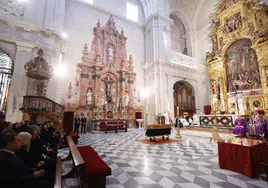 Sevilla despide a Antonio Burgos en la parroquia del Sagrario, en imágenes