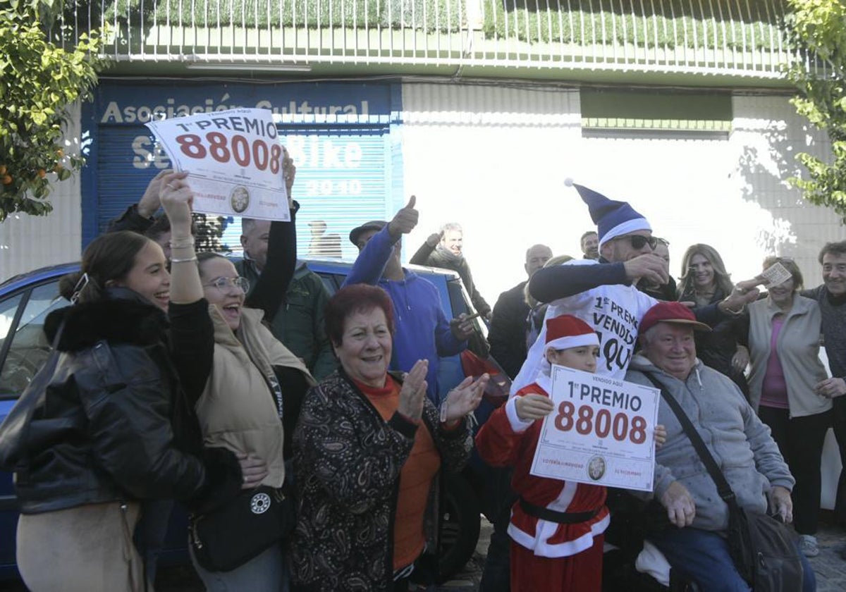 Agraciados celebran el Gordo junto a la Admnistración de Lotería de Alcampo