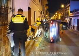 Dos heridas leves tras volcar su coche en Sevilla