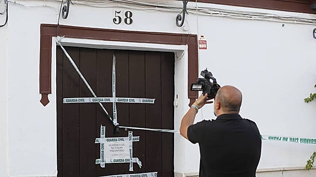 Un cámara toma imágenes de la casa del matrimonio de Osuna asesinado en verano