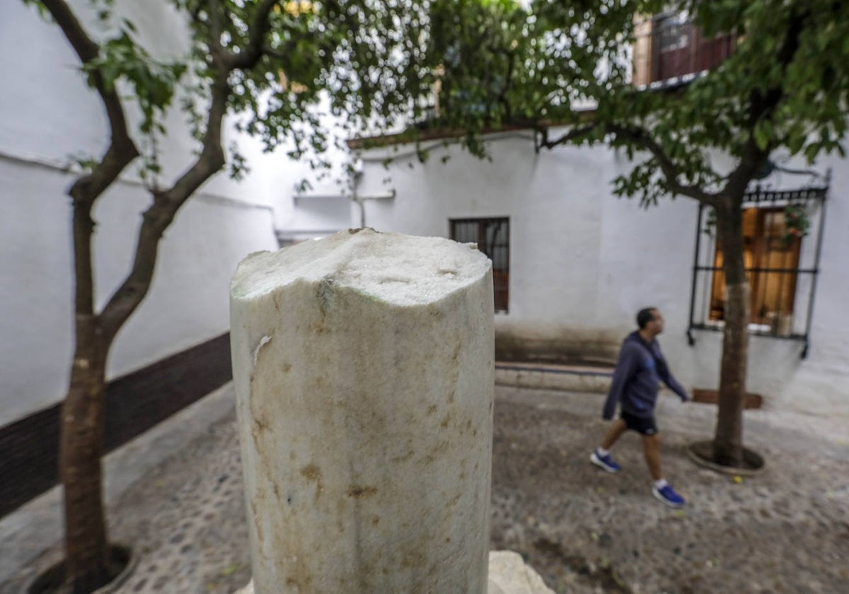 Estado de la cruz de la Plaza de Santa Marta tras el acto vandálico que sufrió en octubre
