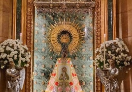 La Virgen del Pilar de Zaragoza luce un manto con una imagen de la Macarena