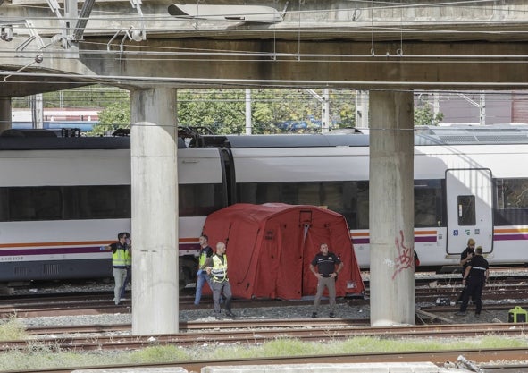 Imagen secundaria 1 - La primera piedra de la línea 3 del metro de Sevilla, el hallazgo del cadáver de Álvaro Prieto electrocutado entre dos vagones de un tren a un centenar de metros de Santa Justa o la apertura de la Ciudad de la Justicia de Sevilla en Palmas Altas han sido algunas de las fotos de 2023