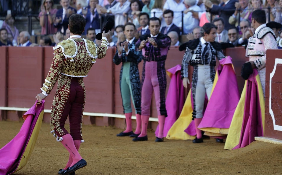 Imagen principal - Despedida del Juli en su plaza talismán en la Feria de San Miguel. Manuel Escribano desorejó a un toro de Victorino en la Feria de Abril. Salida por la Puerta del Príncipe del torero de Gerena Daniel Luque