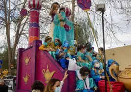Casi medio millar de participantes en la Cabalgata de Reyes Magos reparten ilusión por las calles de Mairena del Aljarafe