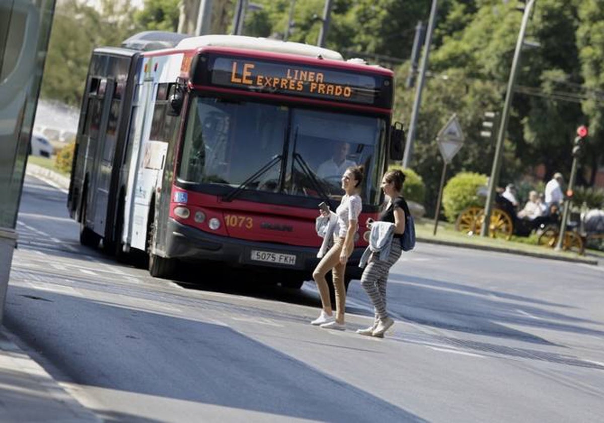 Uno de los autobuses de la línea exprés de Sevilla Este recorrer las calles de la ciudad