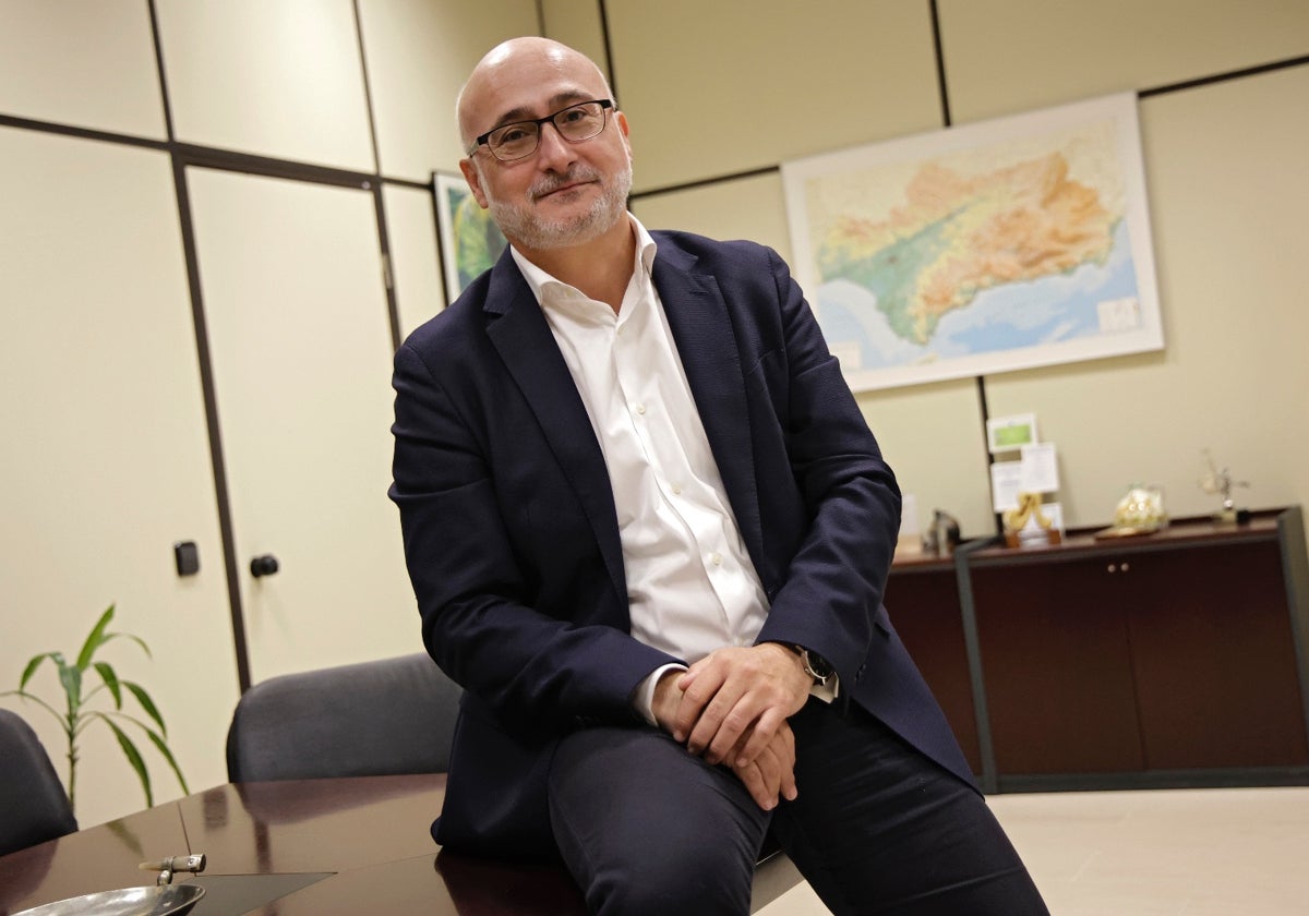Isaac Túnez Fitaña en su despacho de la Consejería de Salud