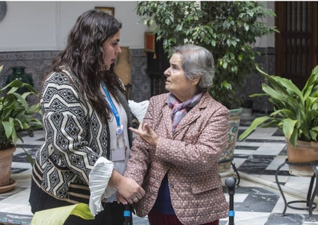 Imagen secundaria 1 - Arriba, Encarna Castañeda, junto a Rocío Quijada, responsable del Área Social del Hospital de SJD de Sevilla. A la derecha, la residente Rosario Gutiérrez, una religiosa salesiana, junto al hermano Guillermo García, superior de la Orden de San Juan de Dios en Sevilla