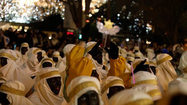 Grupo de beduinos por las calles del centro de Sevilla durante la Cabalgata de Reyes Magos 2023