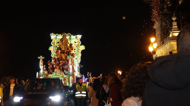 Imagen de una de las carrozas de la Cabalgata de Reyes Magos 2023 llegando a Triana