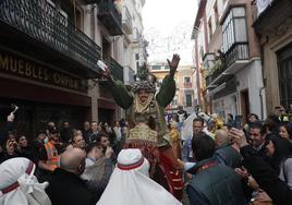 La intensa lluvia no pudo frenar al Heraldo Real de Sevilla 2024, que recogió la carta de los niños de la ciudad