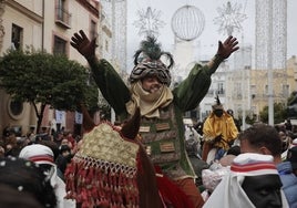 El Heraldo de los Reyes Magos llena de ilusión las calles de Sevilla