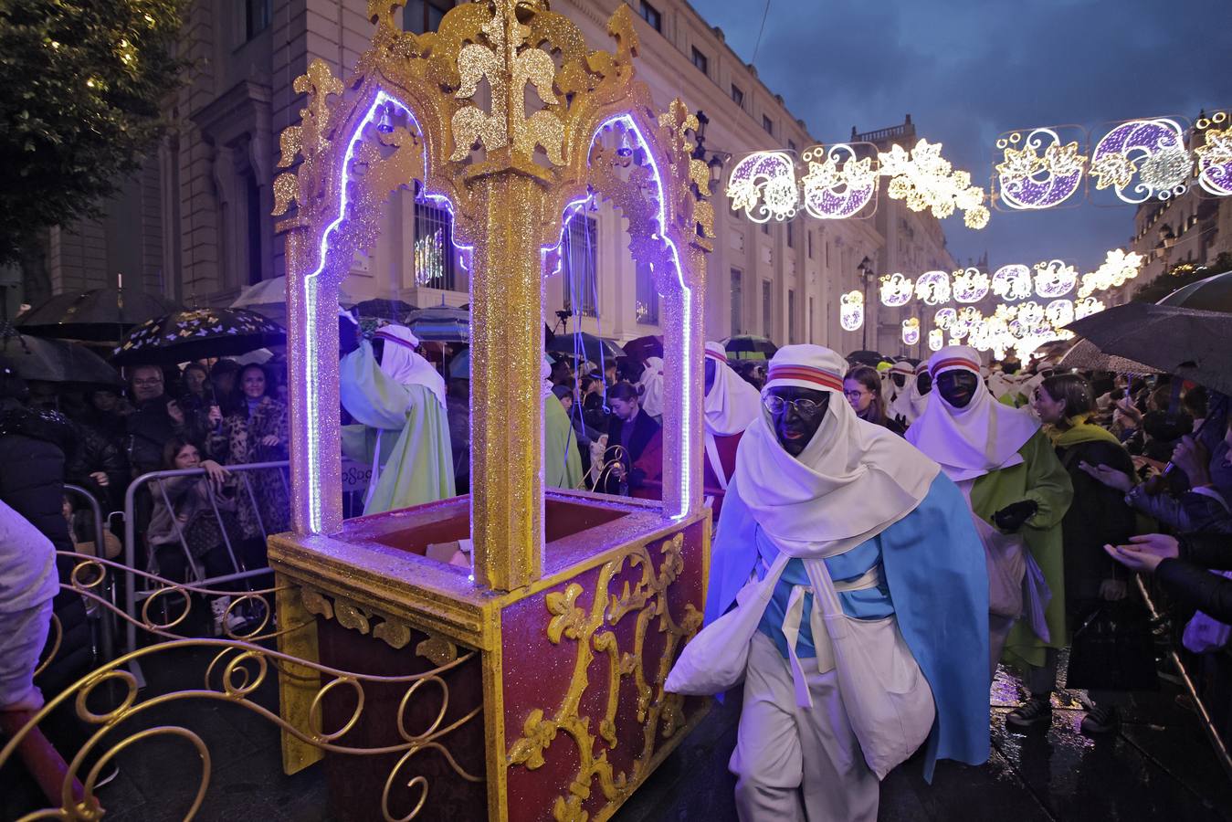 El Heraldo Real fue repartiendo caramelos durante todo el recorrido, repleto de niños a pesar de la lluvia