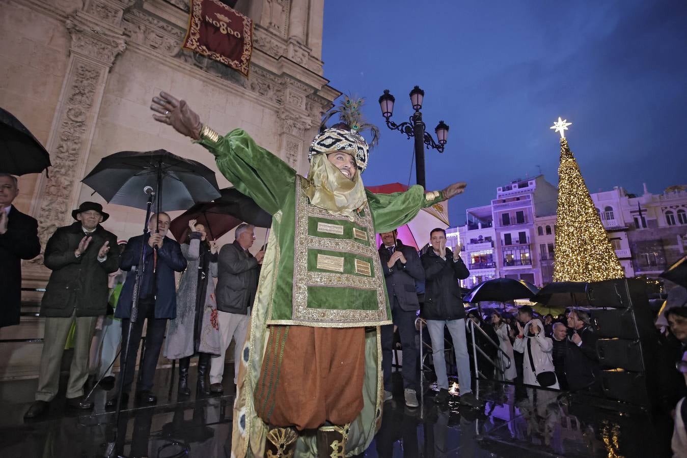 El alcalde de Sevilla, José Luis Sanz, le entregó al Heraldo Real las llaves de la ciudad en el Ayuntamiento