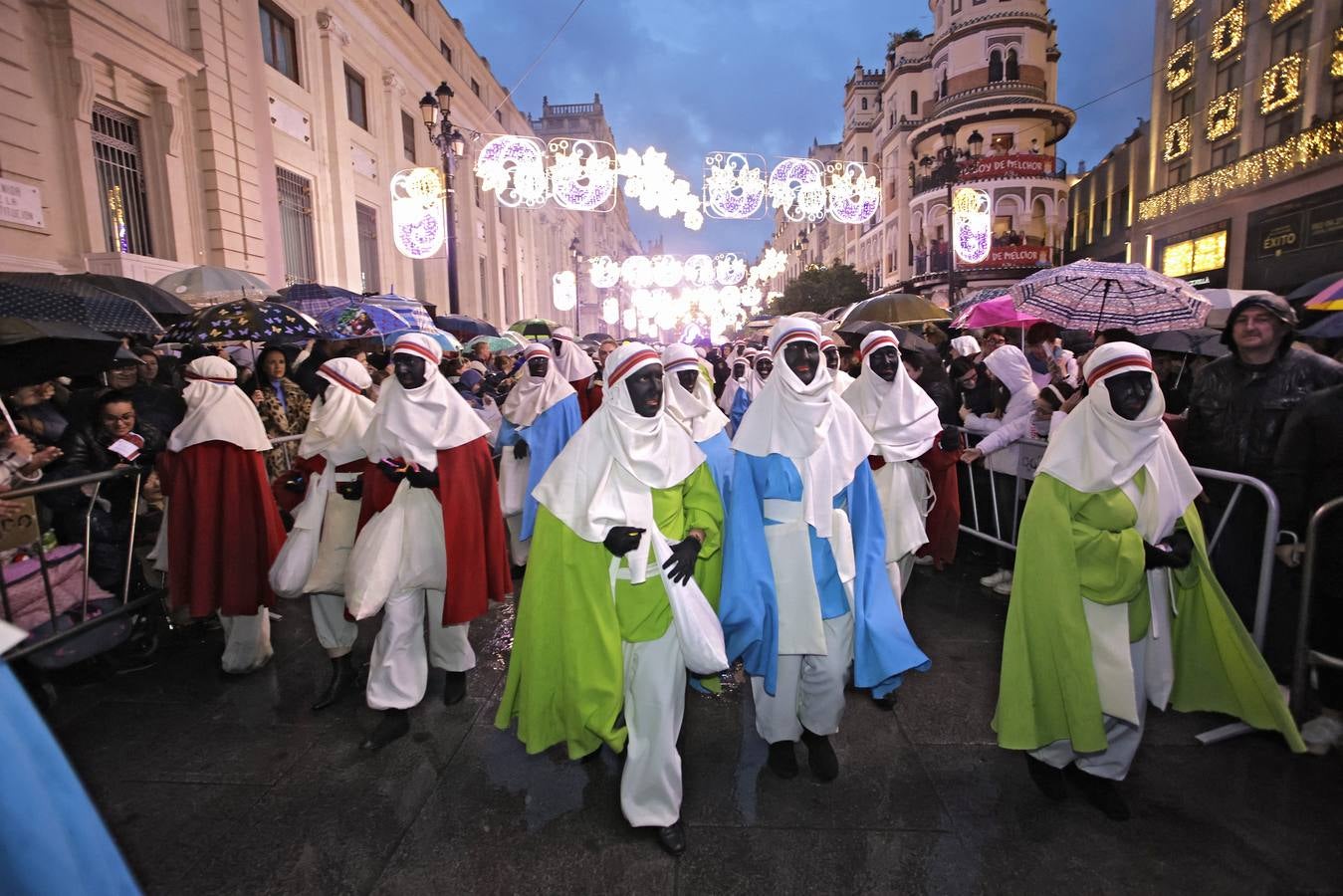 El Heraldo Real fue repartiendo caramelos durante todo el recorrido, repleto de niños a pesar de la lluvia