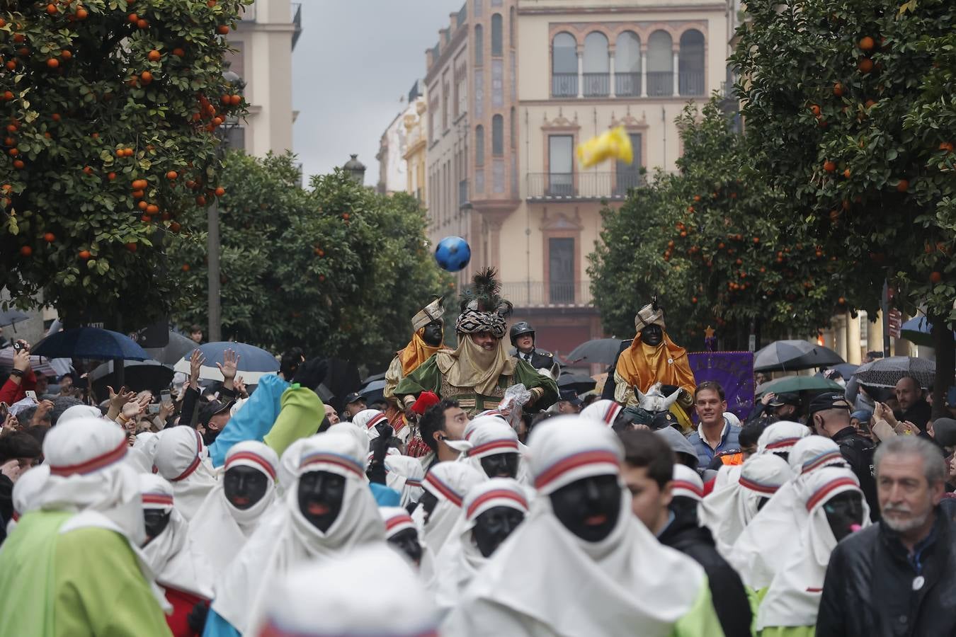 El Heraldo Real fue repartiendo caramelos durante todo el recorrido, repleto de niños a pesar de la lluvia