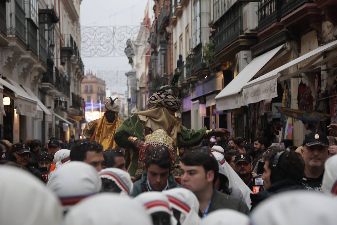 El Heraldo Real fue repartiendo caramelos durante todo el recorrido, repleto de niños a pesar de la lluvia