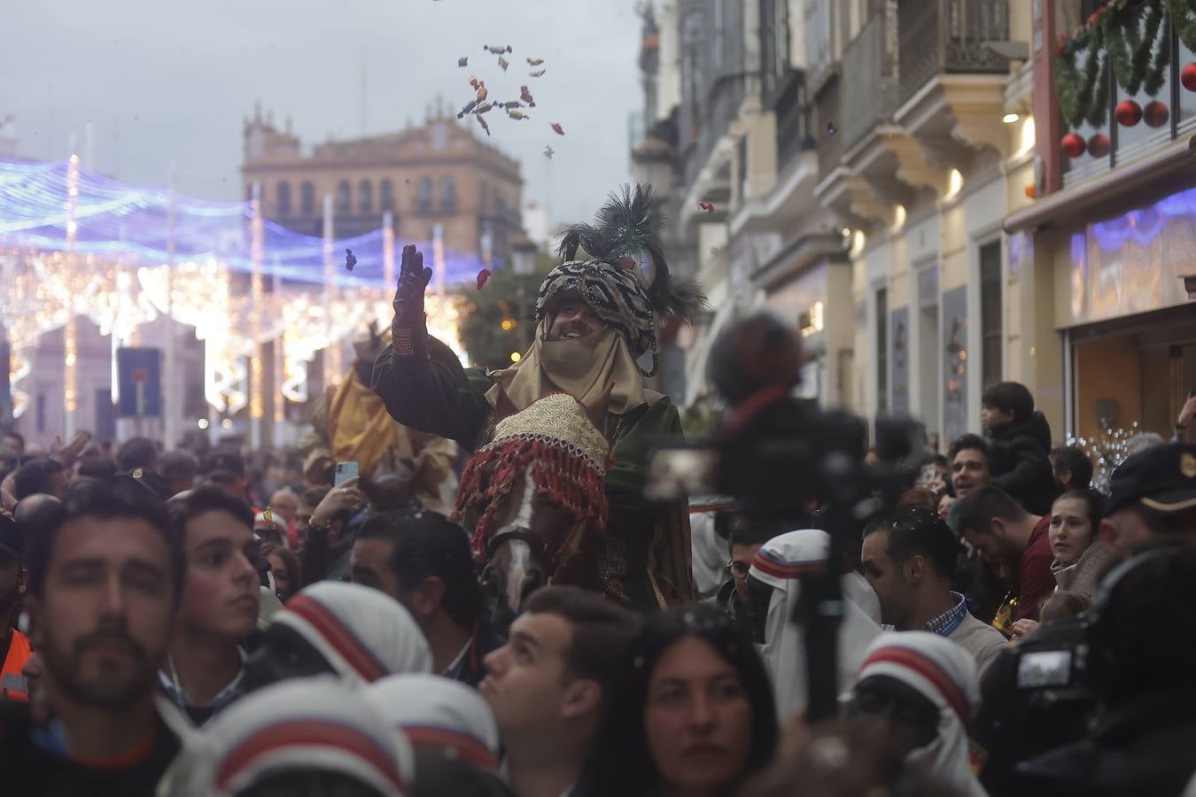 El Heraldo Real fue repartiendo caramelos durante todo el recorrido, repleto de niños a pesar de la lluvia