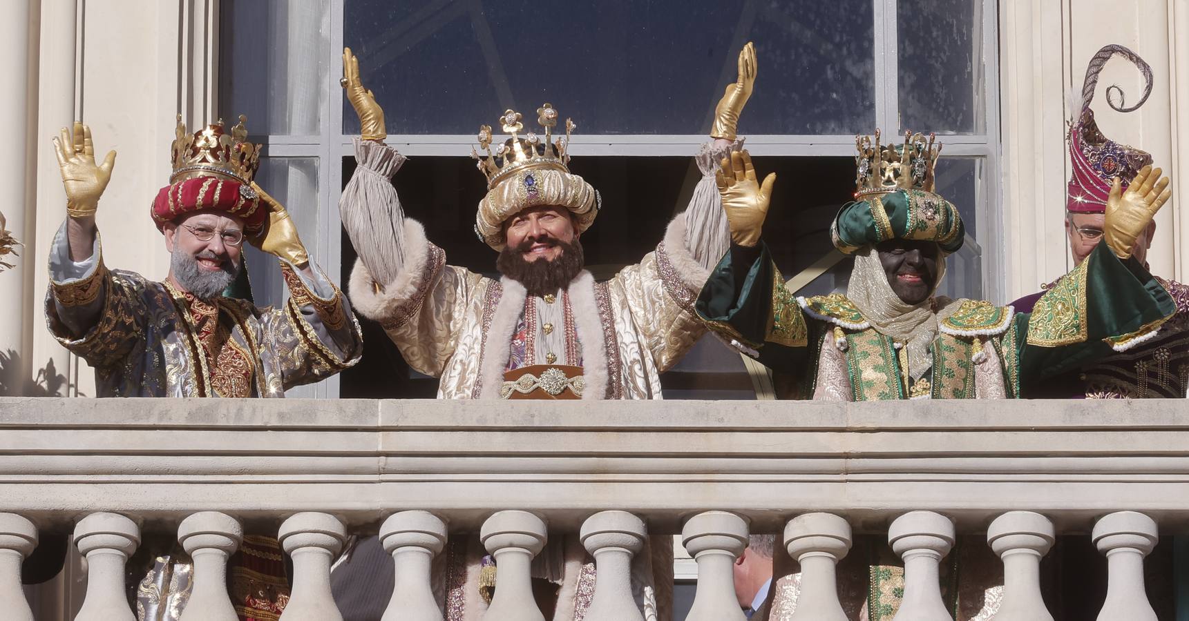 Una lluvia de regalos y caramelos hizo las delicias de las miles de personas que esperaban el paso de los Reyes Magos en Sevilla