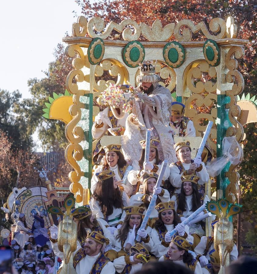 Una lluvia de regalos y caramelos hizo las delicias de las miles de personas que esperaban el paso de los Reyes Magos en Sevilla
